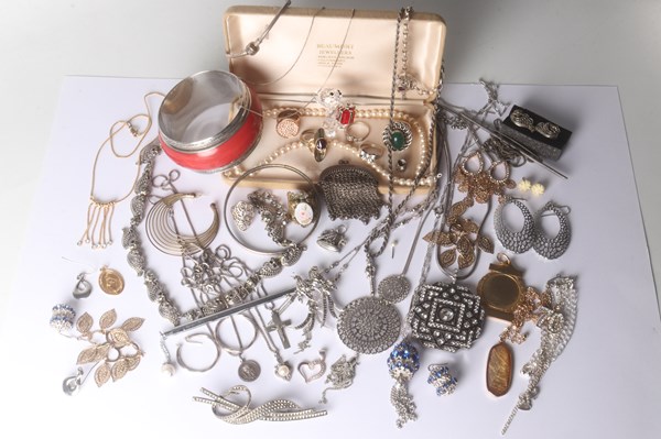 Lot 1086 - JEWELLERY