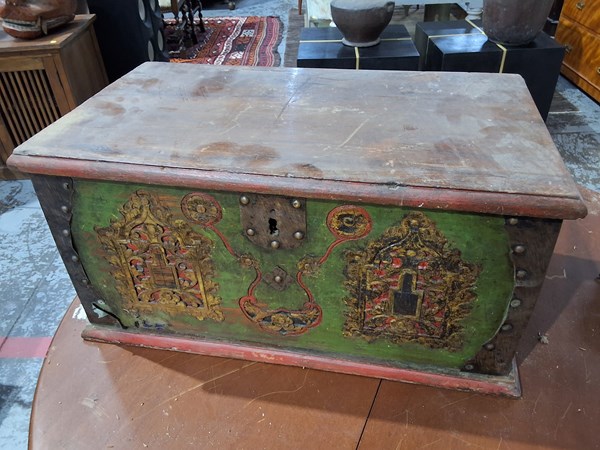 Lot 444 - CHEST