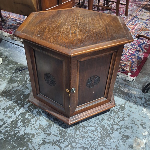 Lot 174 - GRAMOPHONE CABINET
