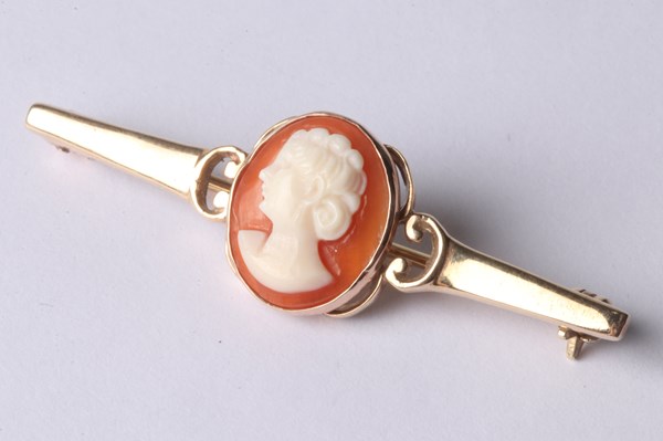 Lot 1010 - CAMEO BROOCH
