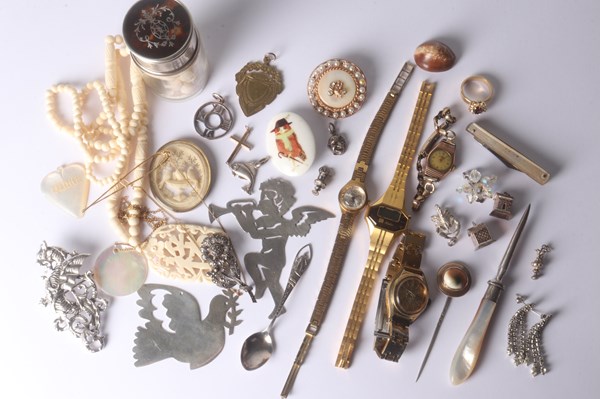Lot 1037 - JEWELLERY