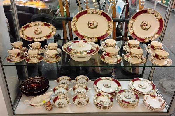 Lot 1165 - DINNERWARE