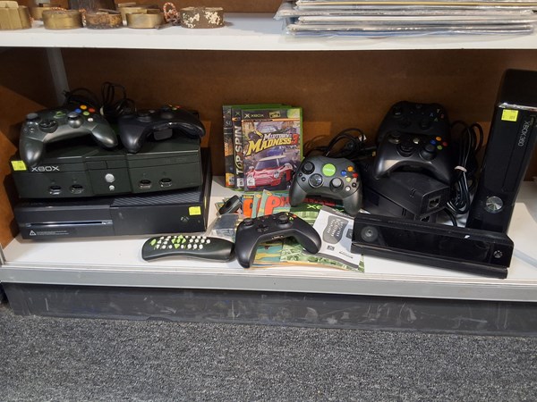 Lot 1215 - GAMING CONSOLES