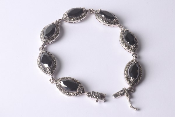 Lot 1024 - SILVER BRACELET