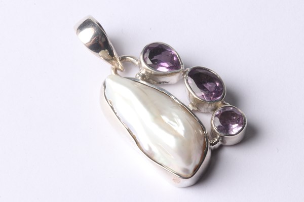 Lot 1013 - SILVER PENDANT