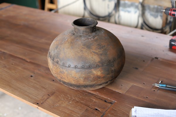 Lot 7 - VASE