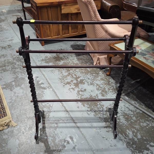 Lot 32 - TOWEL RAIL