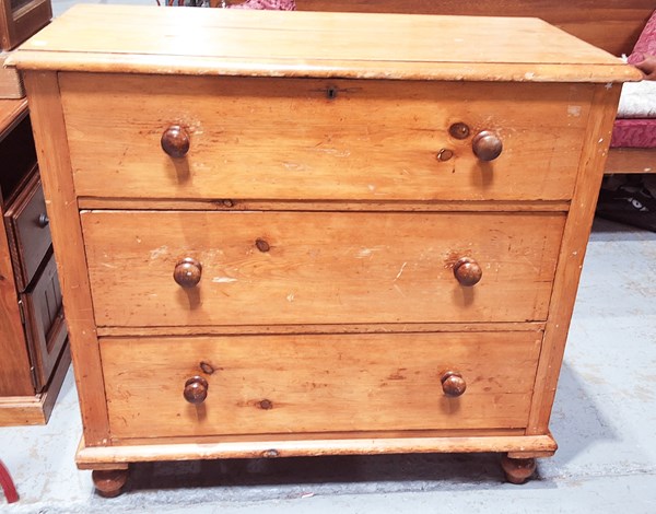 Lot 187 - CHEST OF DRAWERS