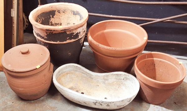 Lot 400 - GARDEN POTS