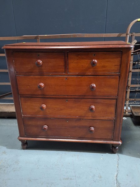 Lot 22 - CHEST OF DRAWERS