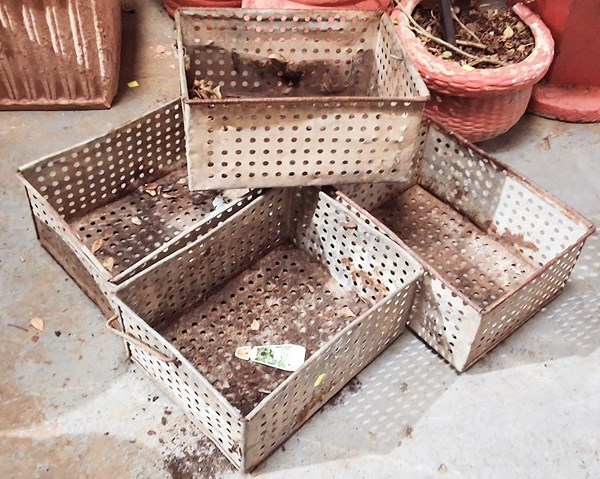 Lot 437 - DIPPING TRAYS