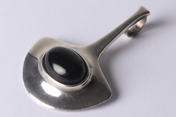 Lot 1014 - SILVER PENDANT