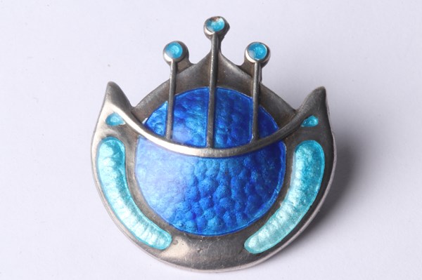 Lot 1003 - SILVER ENAMEL BROOCH