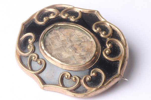 Lot 1032 - MOURNING BROOCH