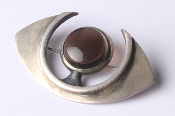 Lot 1008 - SILVER BROOCH