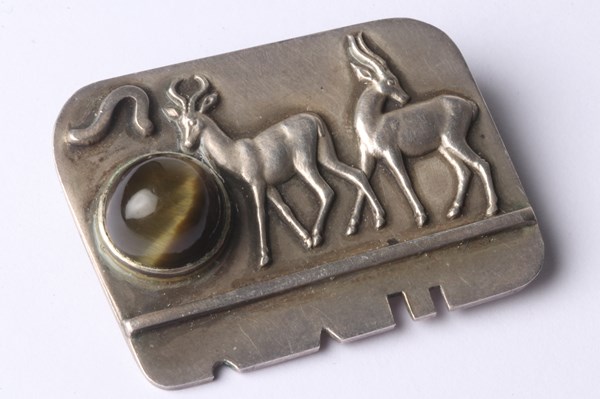 Lot 1019 - SILVER BROOCH