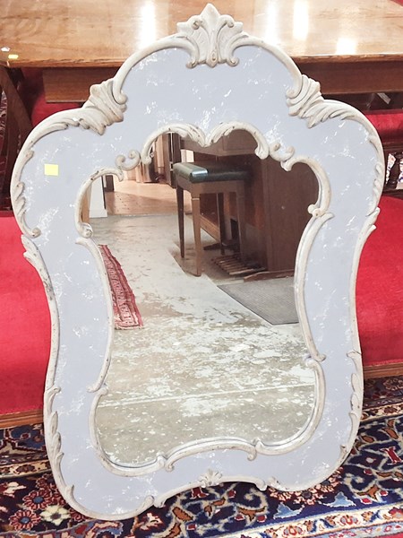 Lot 422 - WALL MIRROR