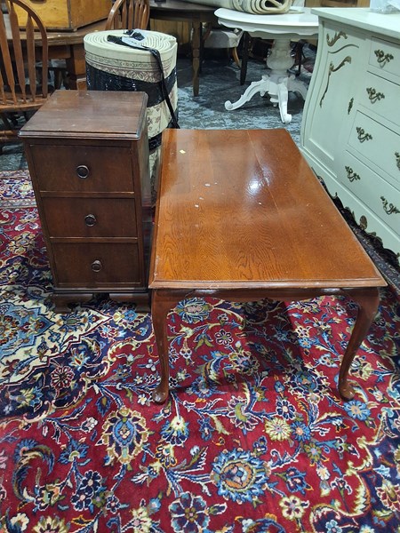 Lot 189 - BEDSIDE AND TABLE
