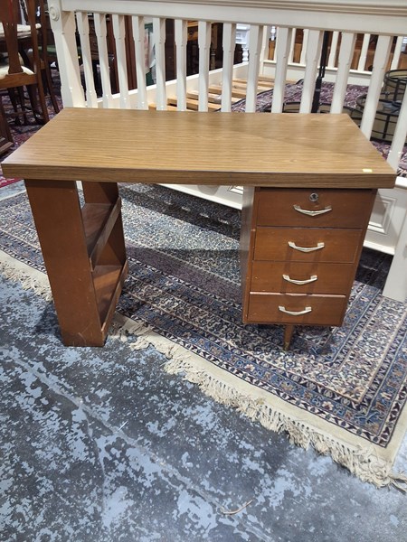 Lot 305 - DESK