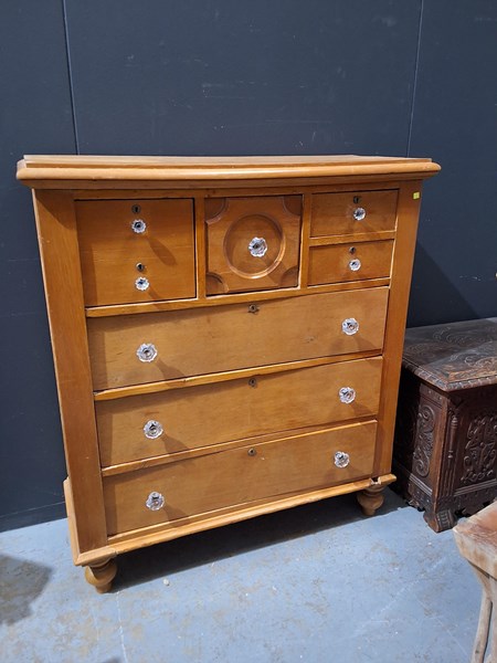 Lot 469 - CHEST OF DRAWERS