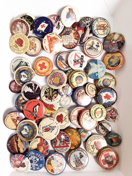 Lot 1077 - BADGES