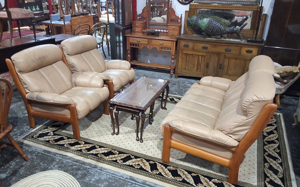 Lot 206 - LOUNGE SUITE