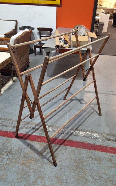 Lot 308 - CLOTHES AIRER