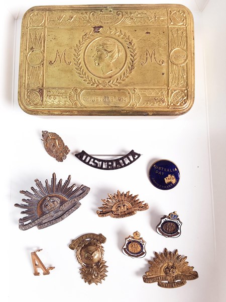 Lot 1079 - MILITARY COLLECTABLES
