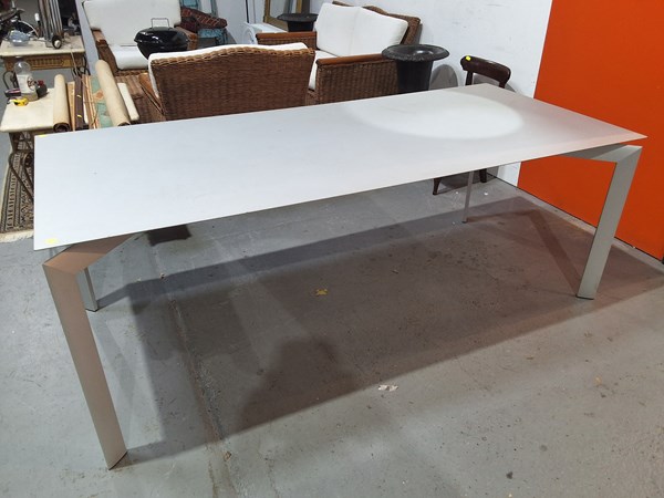 Lot 333 - DINING TABLE