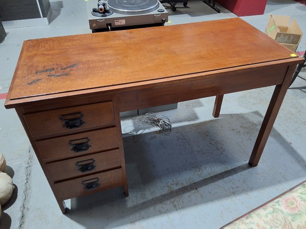 Lot 482 - DESK