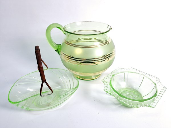 Lot 1162 - URANIUM GLASS