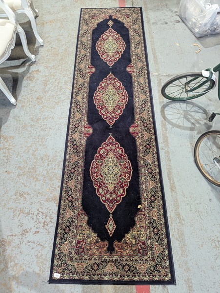 Lot 354 - RUNNER