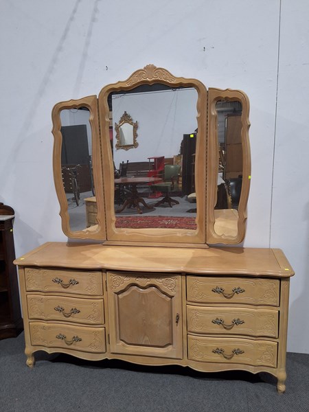 Lot 159 - DRESSING CHEST