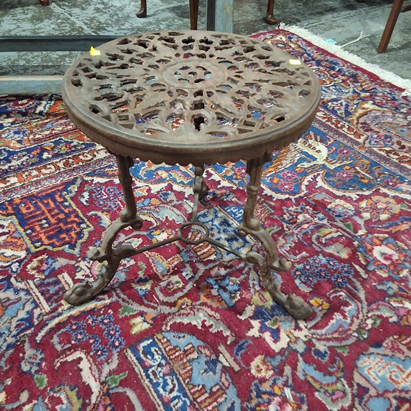 Lot 182 - TABLE