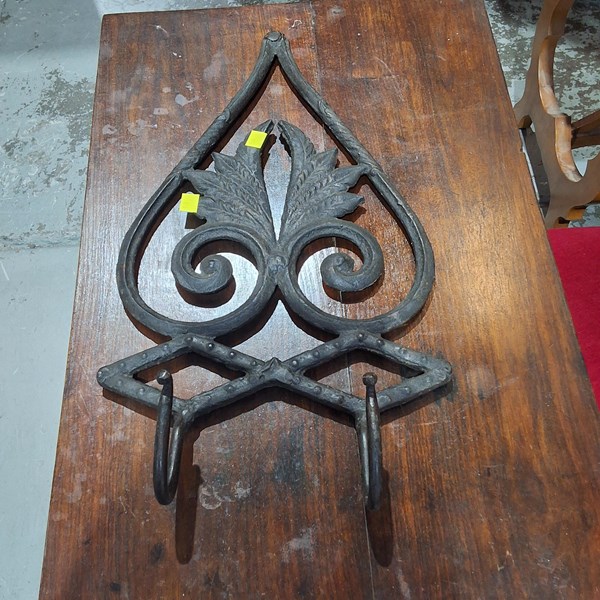 Lot 183 - COAT HOOKS