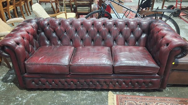 Lot 147 - CHESTERFIELD LOUNGE