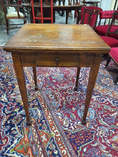 Lot 153 - LAMP TABLE