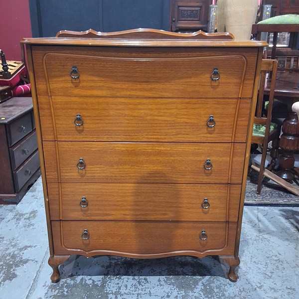 Lot 271 - CHEST OF DRAWERS