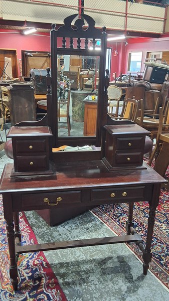 Lot 142 - DRESSING TABLE