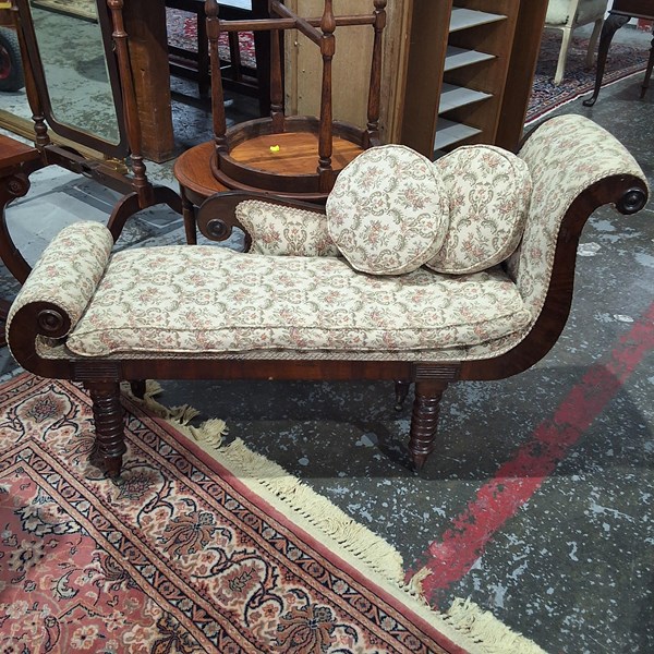 Lot 189 - CHAISE LONGUE