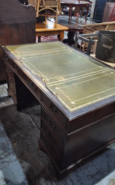 Lot 100 - PEDESTAL DESK