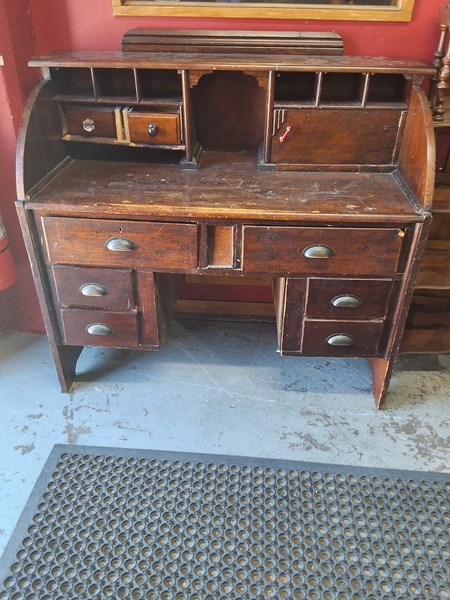 Lot 50 - DESK