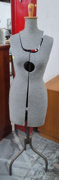 Lot 206 - DRESSMAKER'S FORM