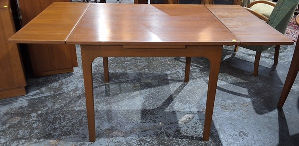 Lot 225 - DINING TABLE