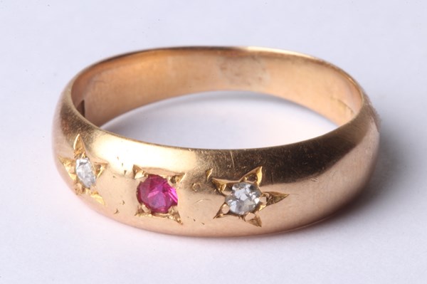 Lot 1004 - GOLD RING
