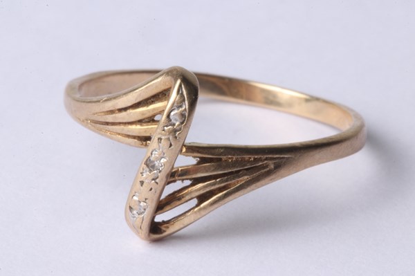 Lot 1011 - GOLD RING