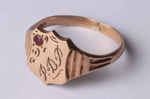 Lot 1015 - GOLD RING