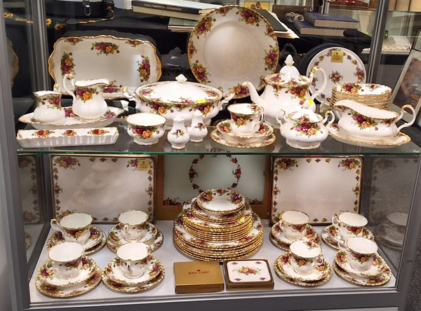 Lot 1195 - ROYAL ALBERT DINNERWARE