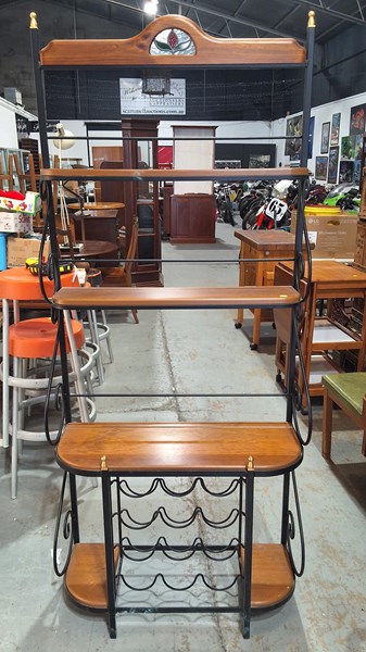 Lot 301 - BAKERS STAND