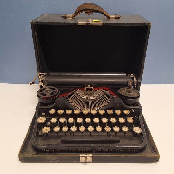Lot 1124 - TYPEWRITER
